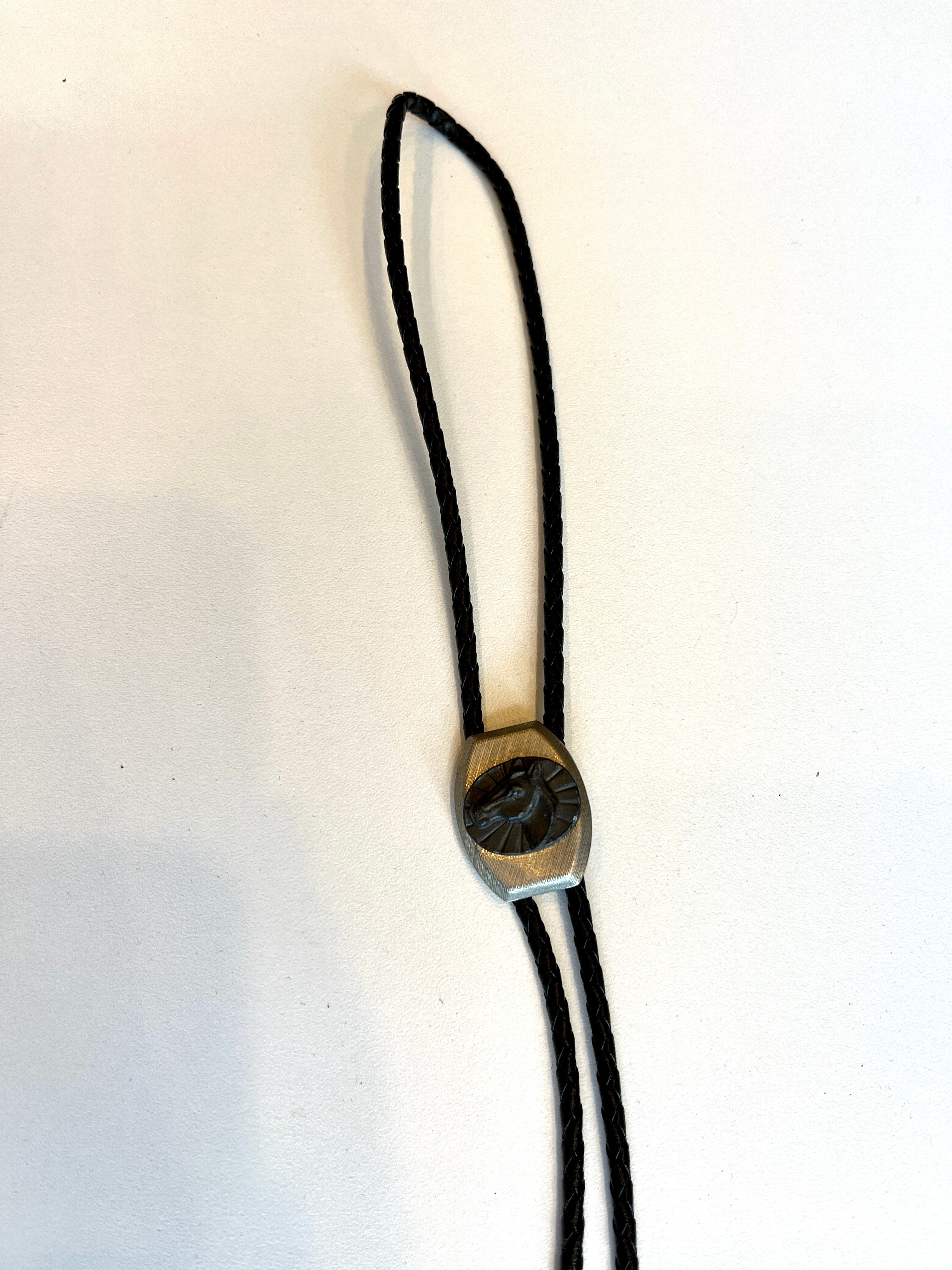 Cravate Bolo Western Avec Tête De Cheval Et Incrustation Turquoise – Style Unisexe